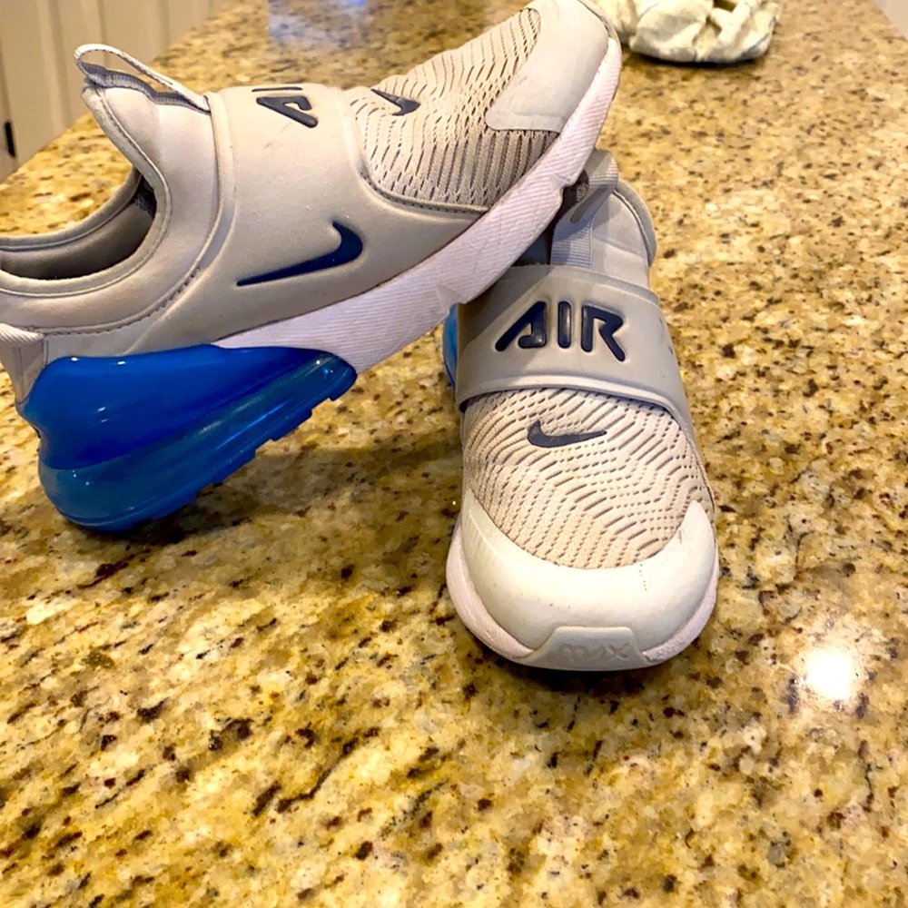 Kids size 5.5Y Nike air 270.